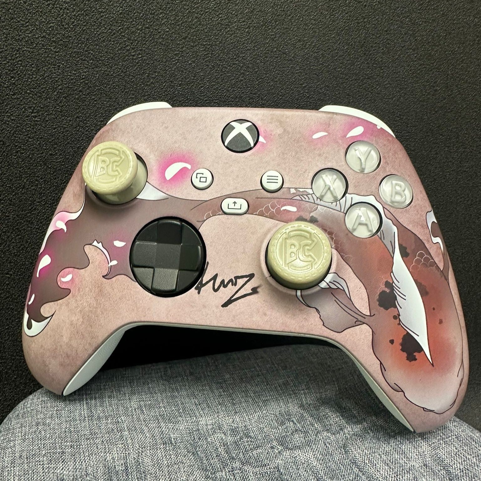 Manette Xbox XS rose carbon personnalisée pour gamer