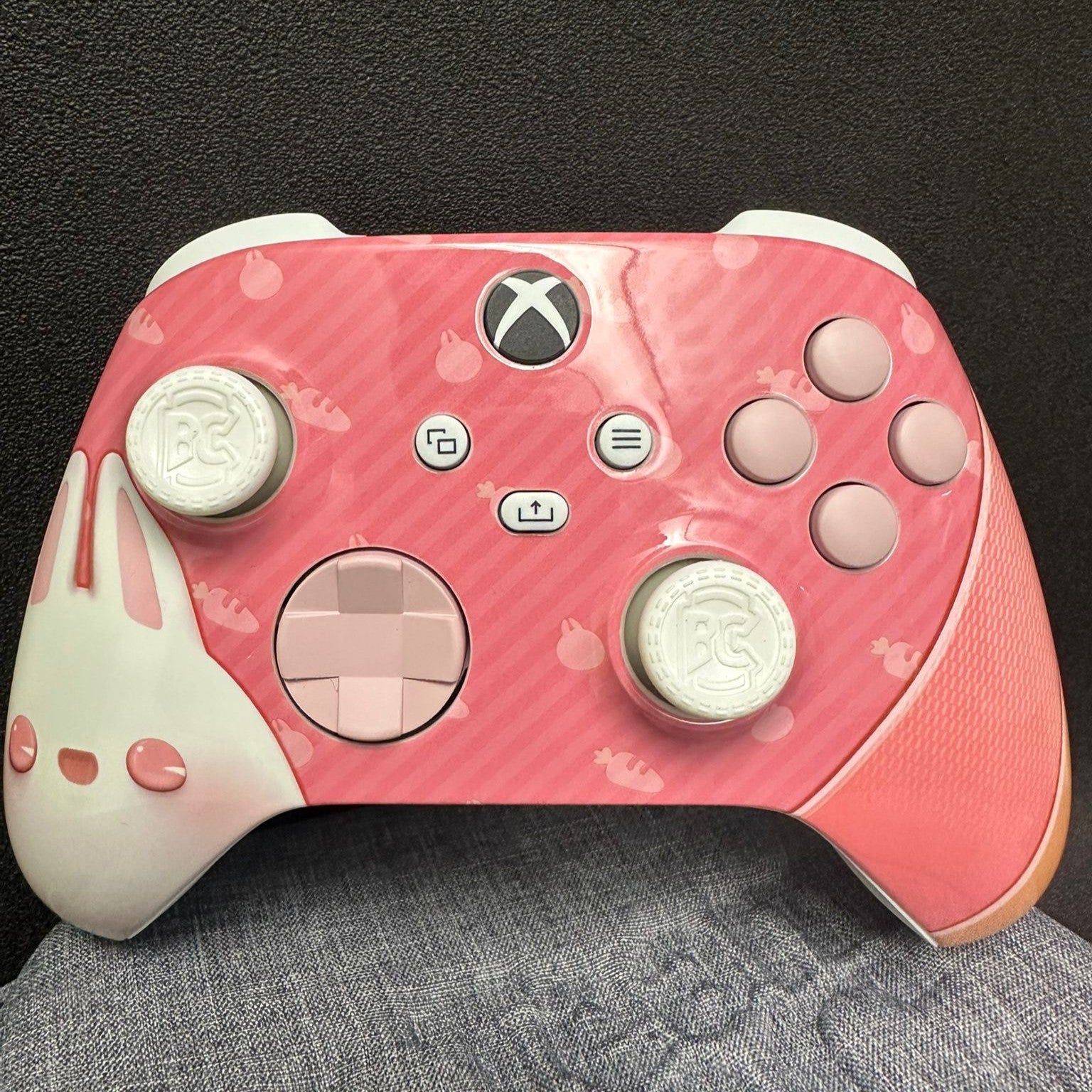 Manette Xbox XS rose carbon personnalisée pour gamer